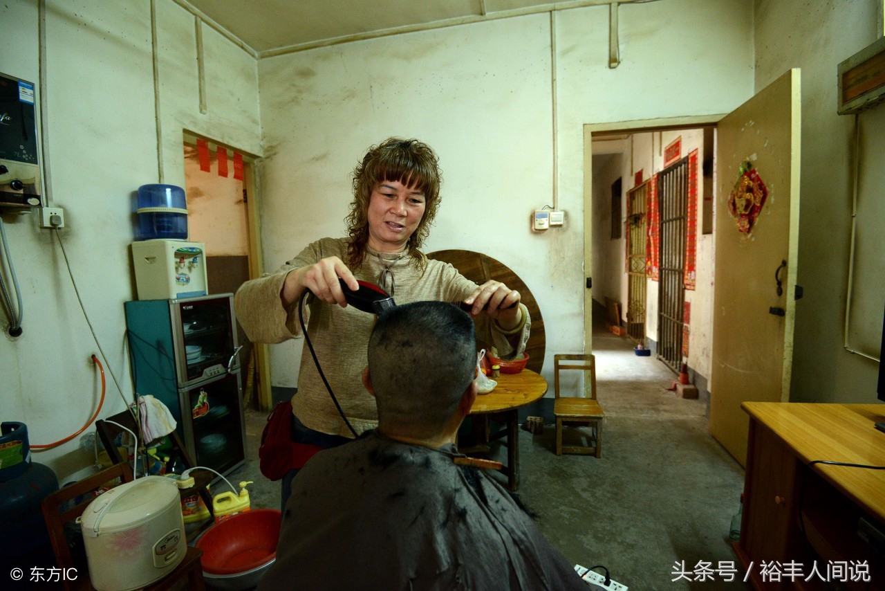 亚娃发廊有一个跟了彭月珍20多年的洗头小妹陈木兰,两人情同姐妹