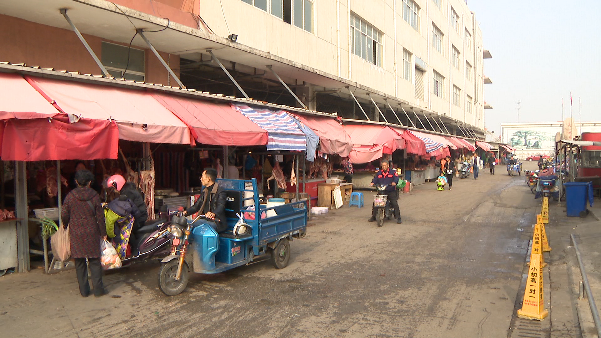 新闻追踪∣苏州长江路农副产品批发市场猪肉已变质 80头冷鲜猪被查扣