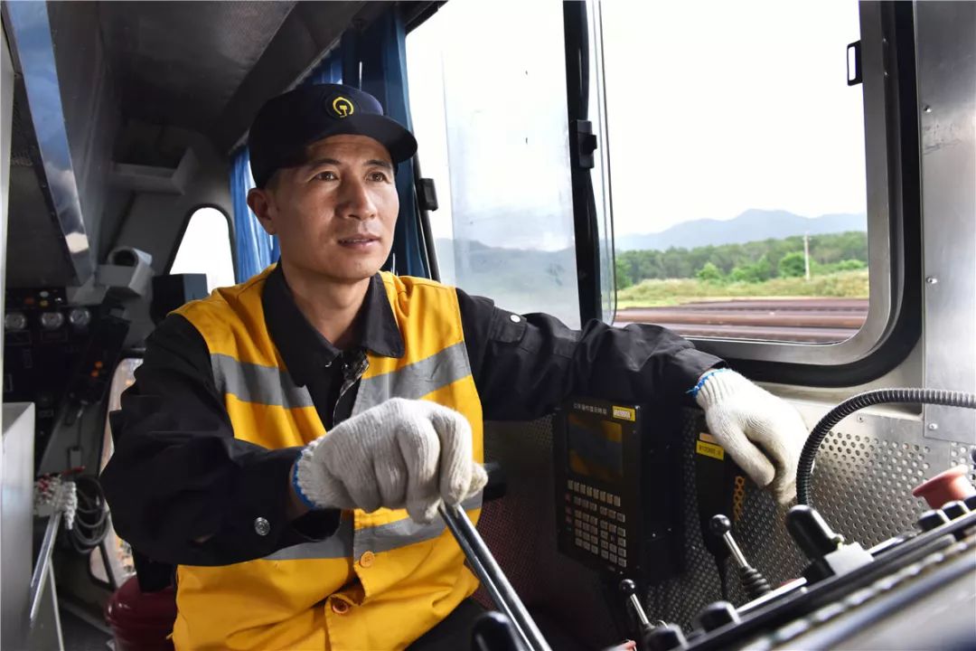 用执着和奉献践行着 一名铁路职工无悔的选择 2000年 石健从部队复员