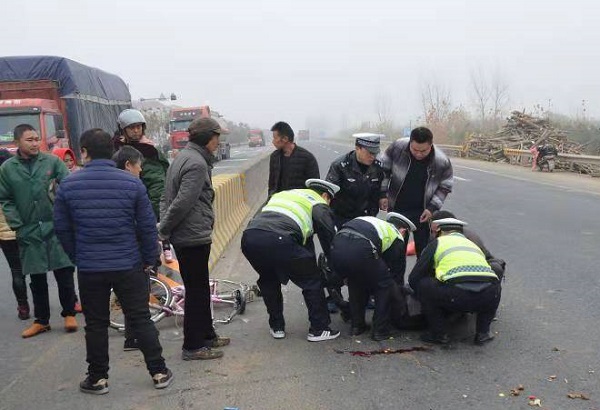 天長:六旬老漢遇車禍,滿身是血躺在路中間,警民齊救助