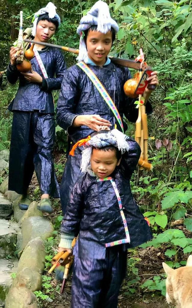 岜沙小男孩图片