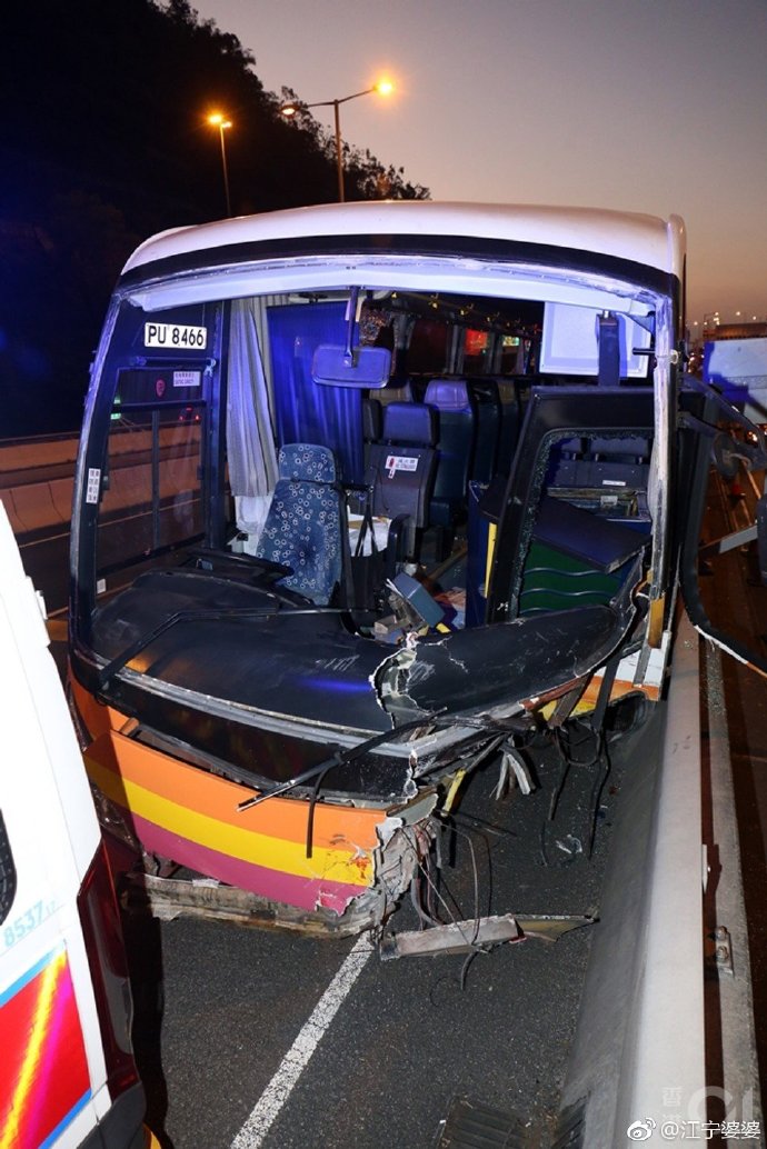 香港青衣長青公路30日凌晨發生嚴重車禍,導致5人死亡,30多人受傷.