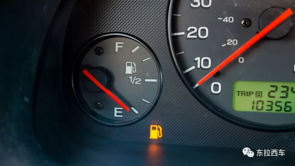 仪表盘上的燃油油位过低警告灯亮起后,油箱里或多或少剩一点油,汽车
