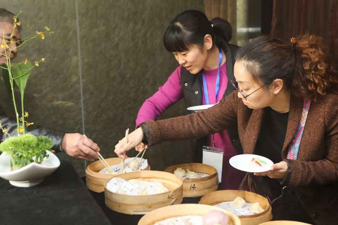 上海十大名厨邓修青,西点大师沈建伟现场点评参赛选手的作品