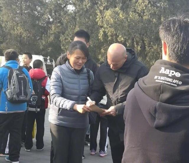 北京人不知道的北京事儿透露,齐达内一行人清晨便便来到了天坛公园