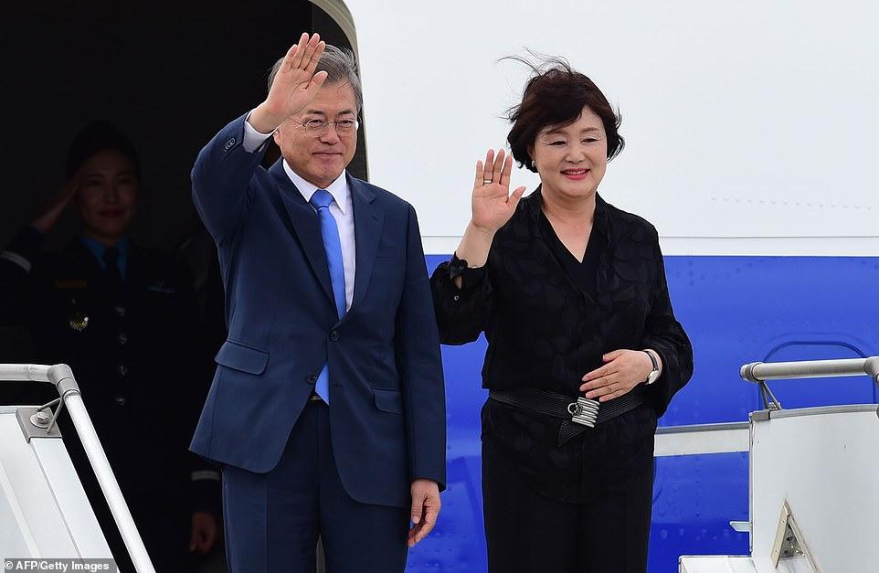 韓國總統文在寅(moon jae-in)和他的妻子金鐘淑(kim jung-sook)也抵達