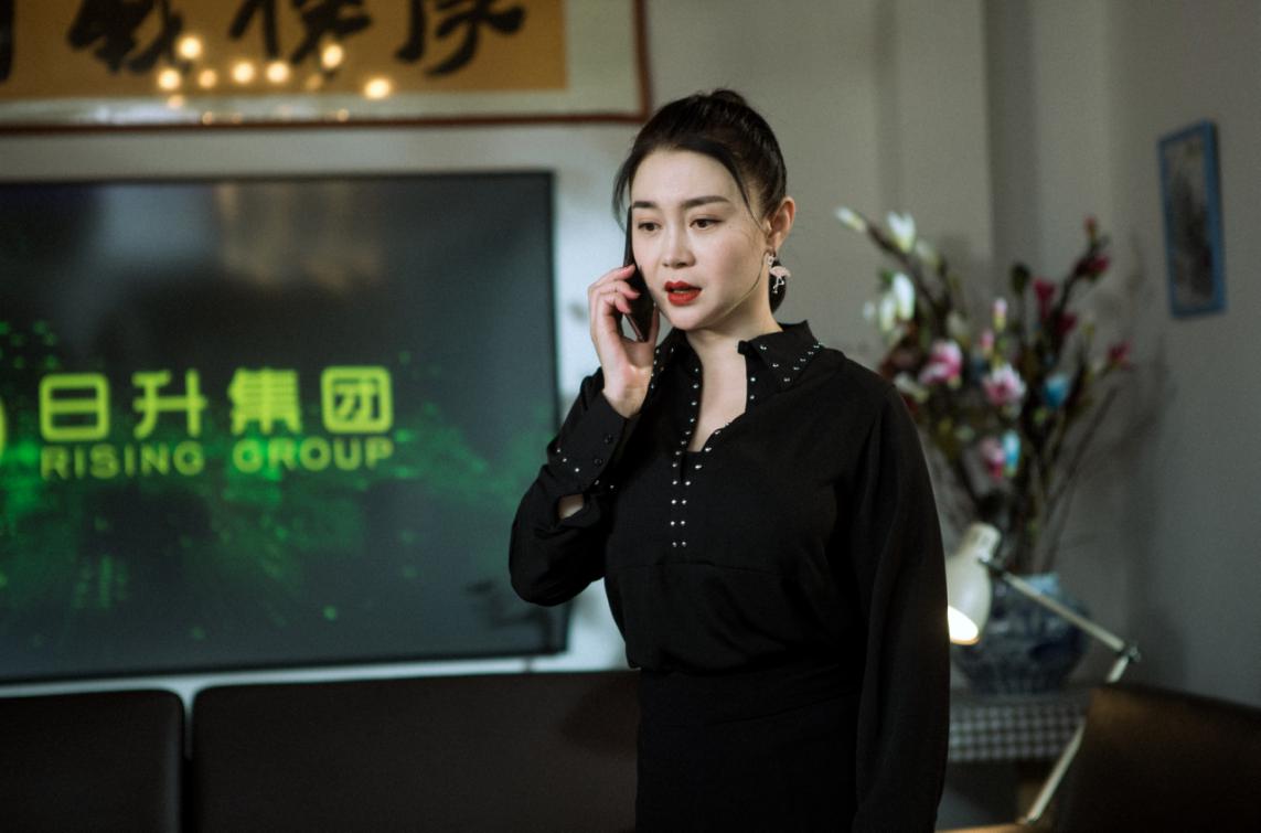 在《乡村爱情》中,饰演赵本山媳妇的女演员是关婷娜,聪明漂亮能干的