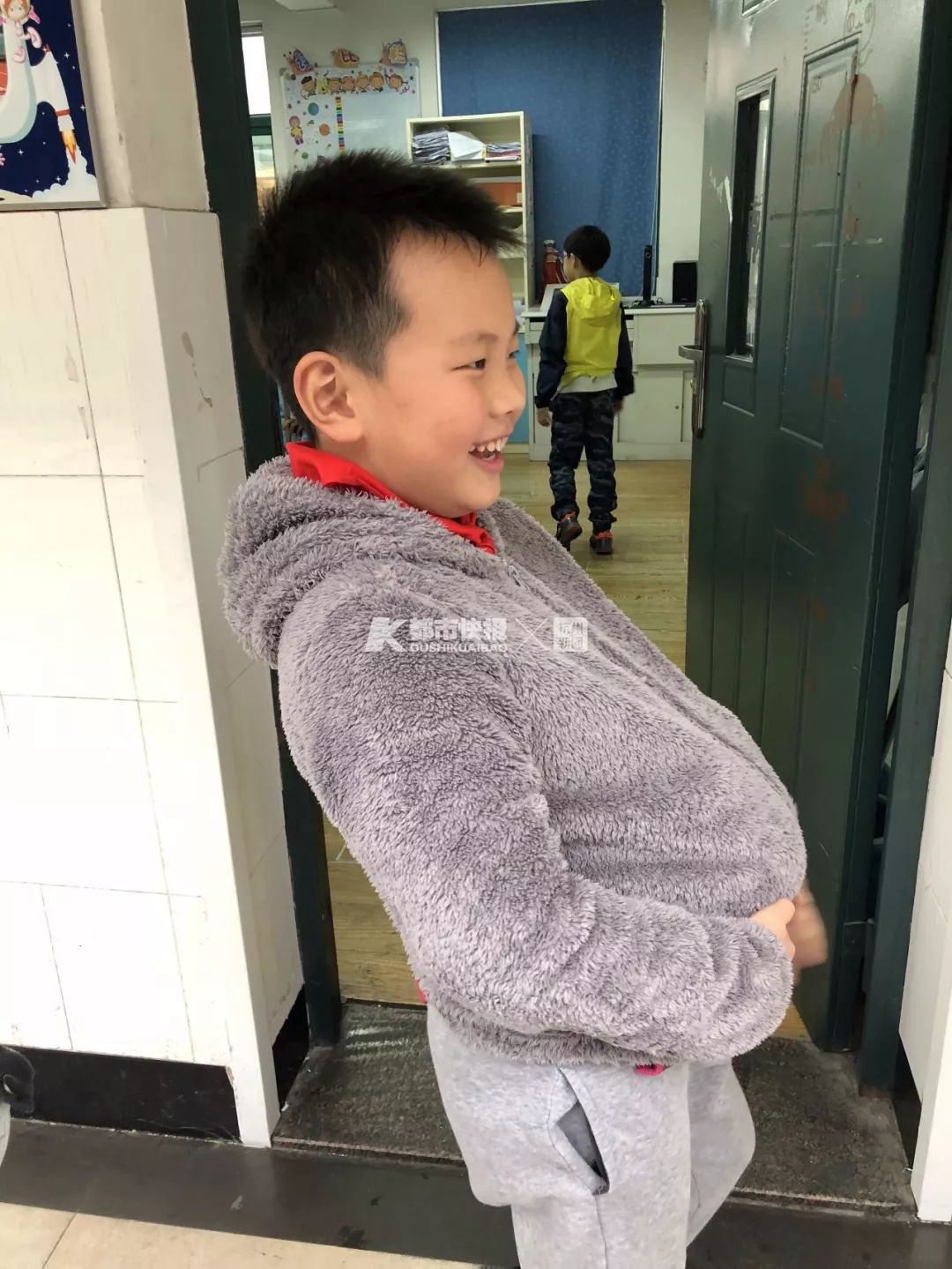 太意外!出生几斤挂几斤 杭州这所小学的学生肚子上挂米袋当了一天孕妈