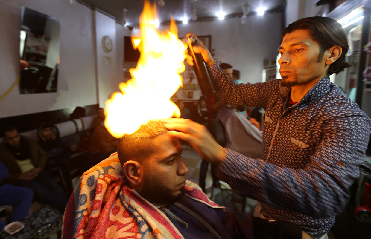 印度理发师用喷火器理发,玩火玩出了境界