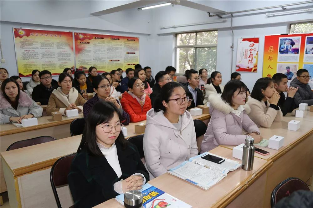 教师在新的起跑线上用自己的勤奋与智慧翻开新的画卷,在峰峰一中的