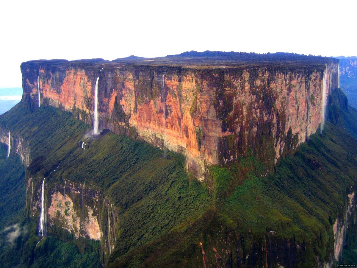 南美洲三国交界的这座山像桌子一样平,藏着世界上最高的瀑布