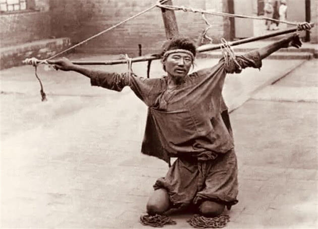 晚清老照片:犯人被绑十字架,义和团战士比拼拳脚