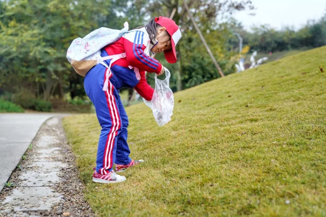 捡垃圾的小孩 学生图片