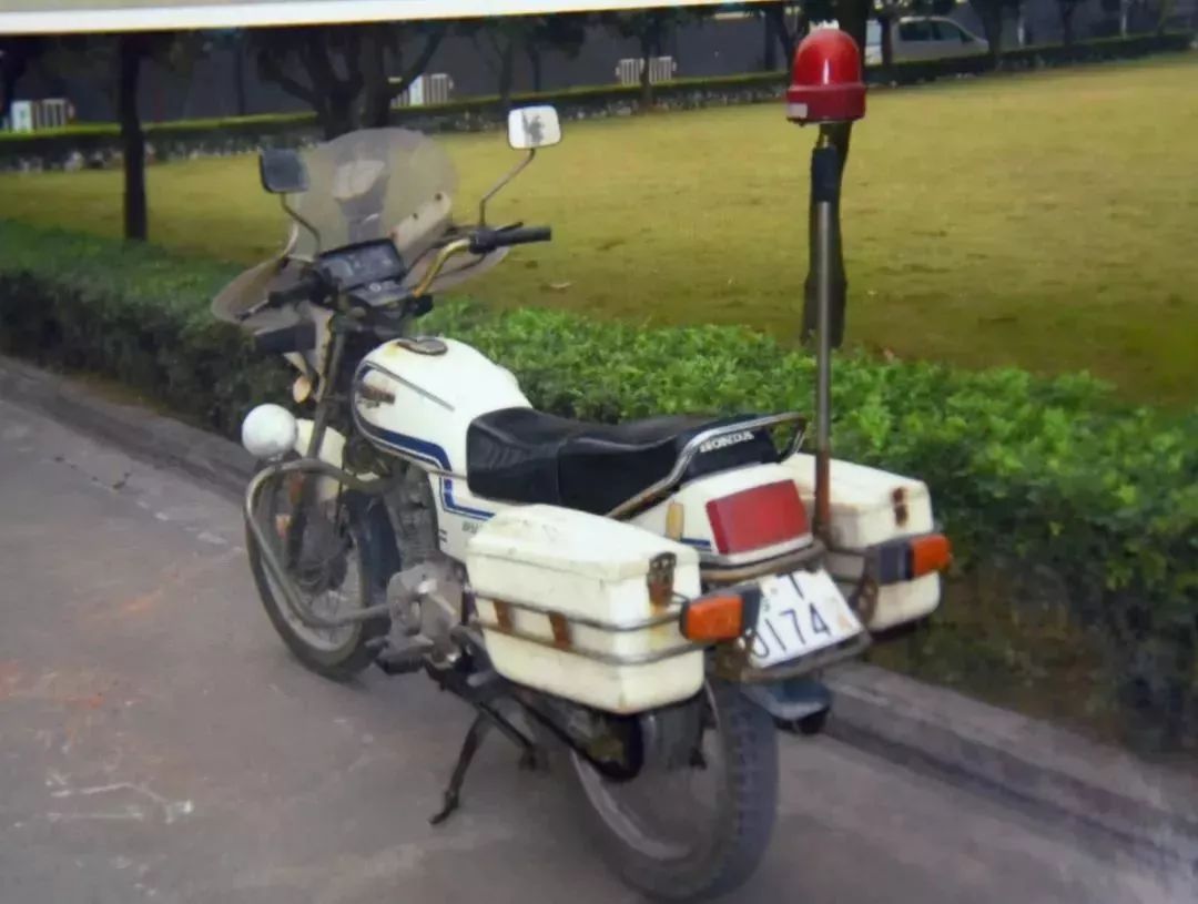 上世纪90年代中后期的警用摩托车本世纪初的警用摩托车