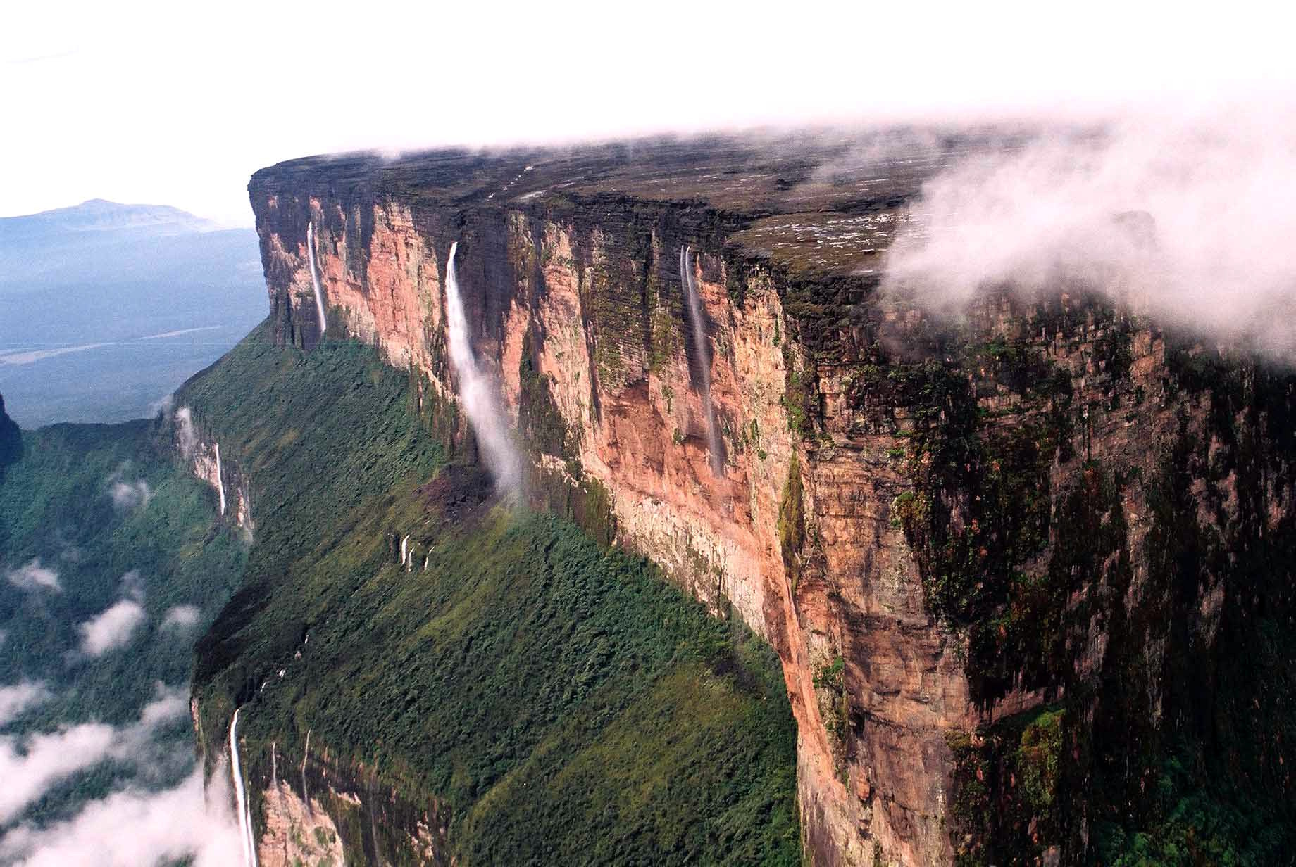 南美洲三国交界的这座山像桌子一样平,藏着世界上最高的瀑布