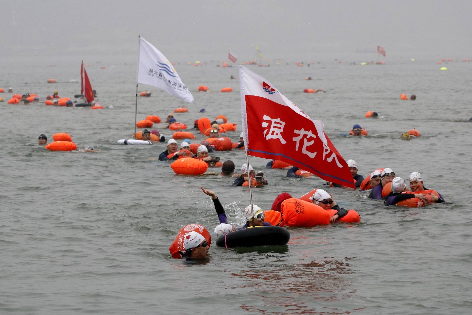 近千名"泳"士冬日湖北宜昌横渡长江