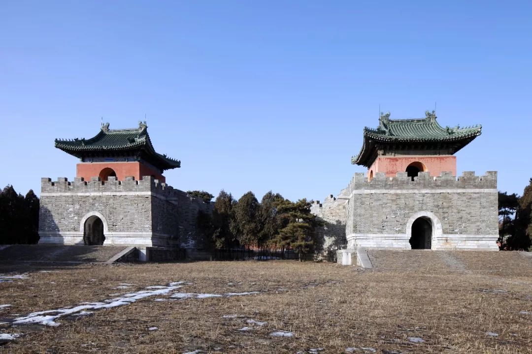 依据景陵皇贵妃园寝模式共建一座皇后陵,在陵寝后院并排建造两座方城