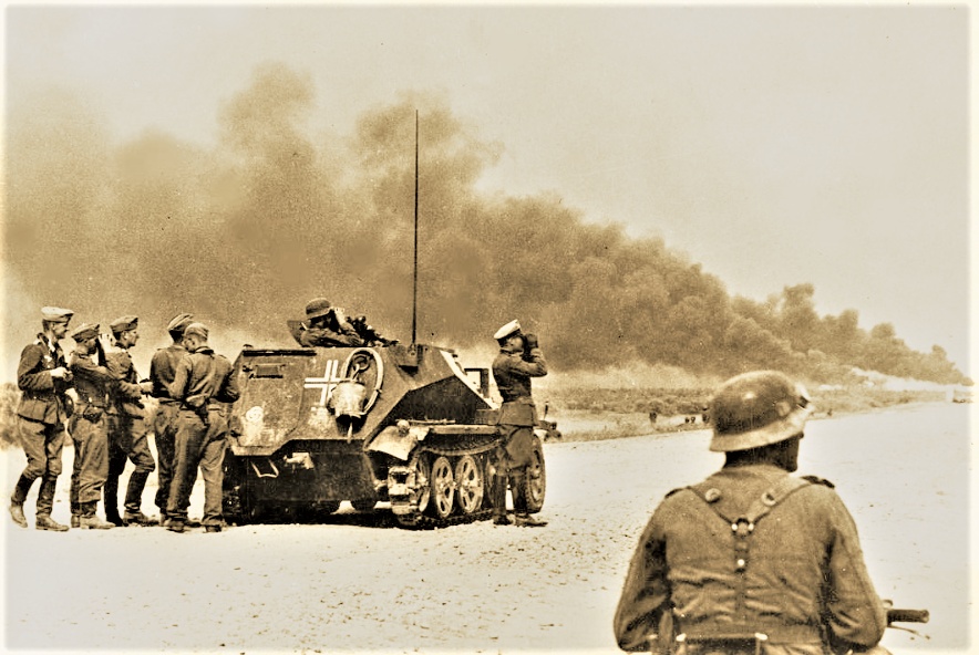 1941年8月德军在东线战役中攻占至诺夫罗德地区,德军国防军的士兵在