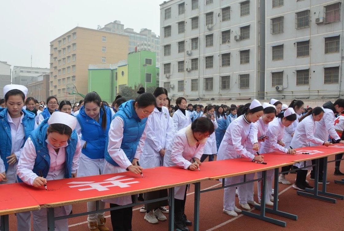 西平县世界艾滋病日进校园宣传活动在文成中学举行