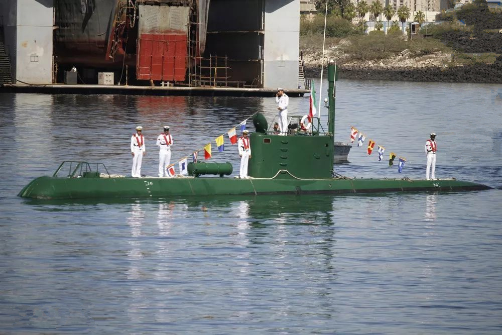 尺寸和模型差不多—伊朗海军2艘小型潜艇下水