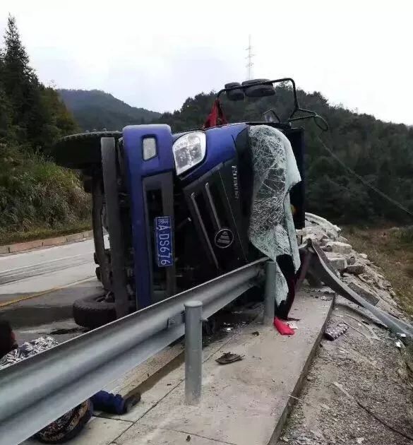 仙游一货车在省道发生翻车"四脚朝天"现场.接下来一幕实在感动