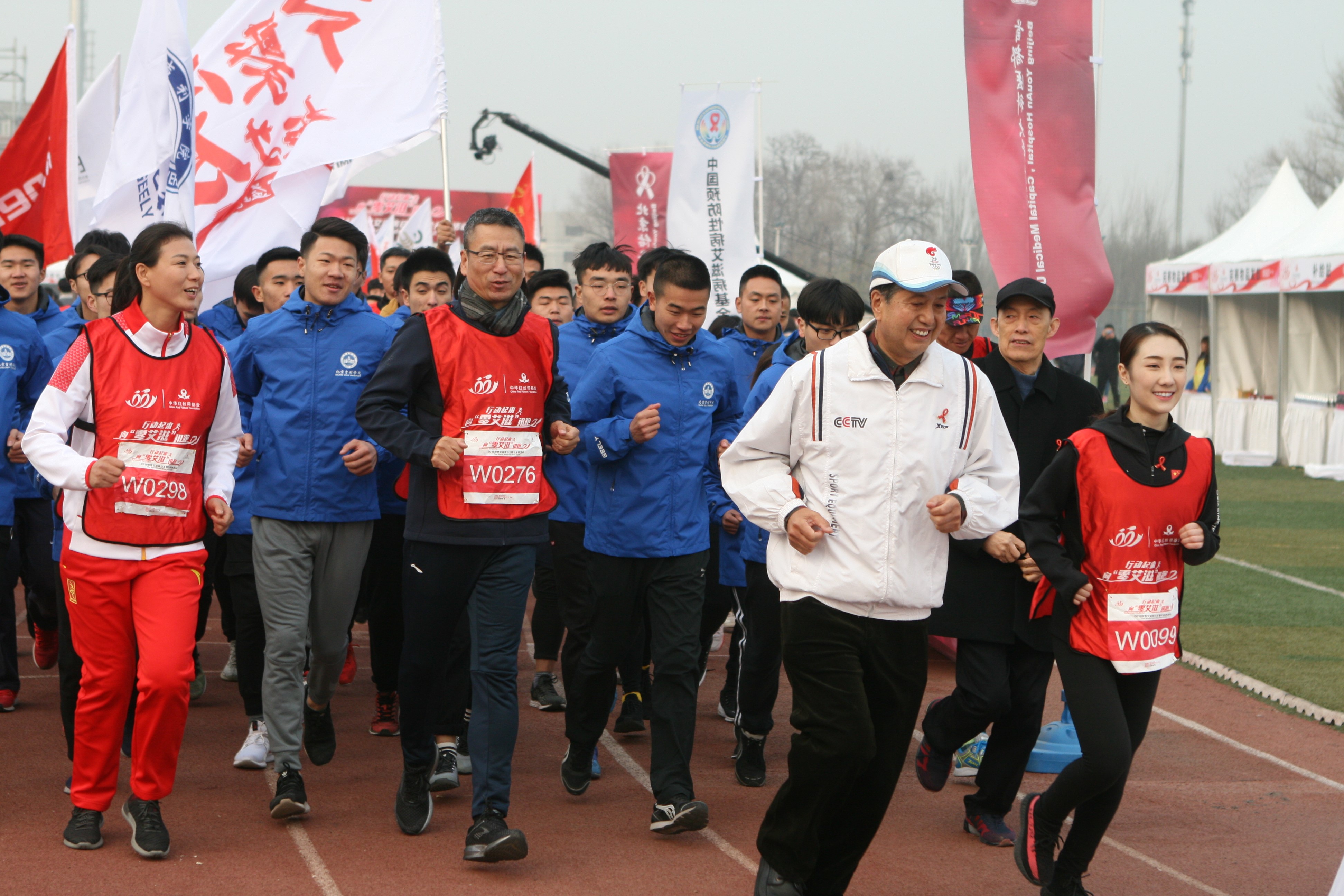 隨後,中華紅絲帶基金公益跑形象大使白巖松,世界跆拳道冠軍宗紹娟和