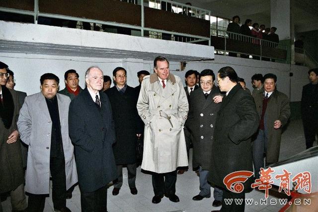 老布什曾在1994年参观兵马俑 对古代战士发型特别感兴趣