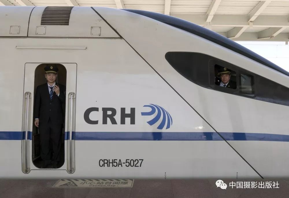 crh5a型动车组是北方运行的主要车型,换乘司机正在确认列车状态