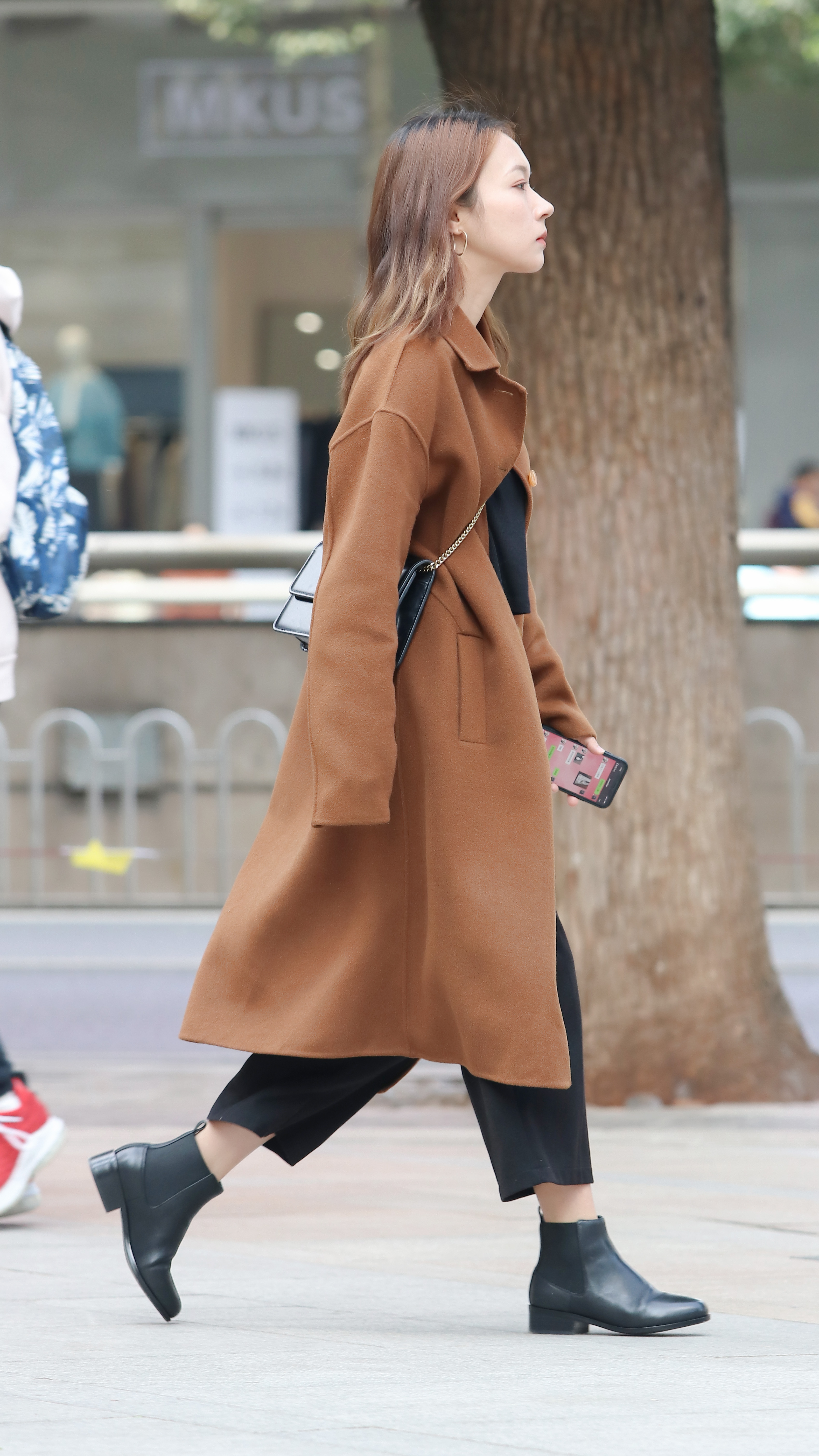 街拍:棕色呢子大衣搭短靴,气质优雅又迷人,诠释了冬季的性感