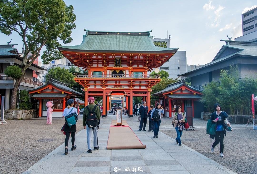 生田神社供奉的是稚日女尊,她稚氣又生機勃勃,主管姻緣和身體健康.