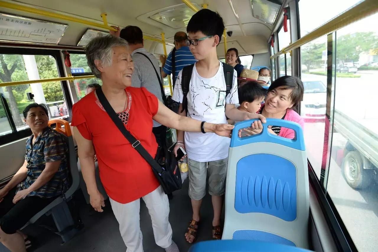 小学生公交车上12分钟4次让座为什么会成为网红
