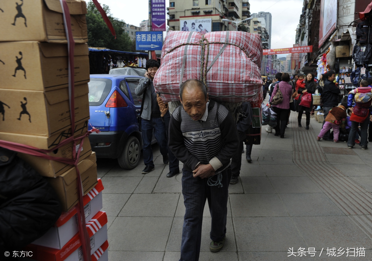 圖1:2018年春運,陝西西安市火車站,一老年農民工扛著碩大的蛇皮袋包