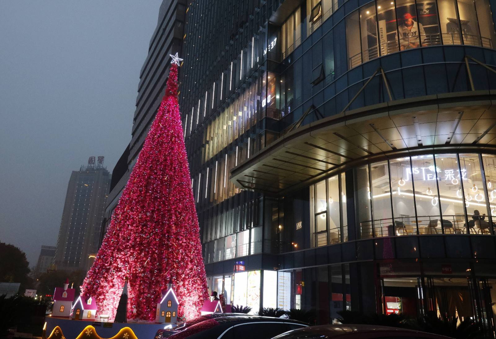 5米高巨型圣诞树宜昌街头亮灯,流光溢彩