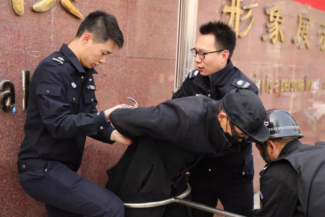 民警保安合力將