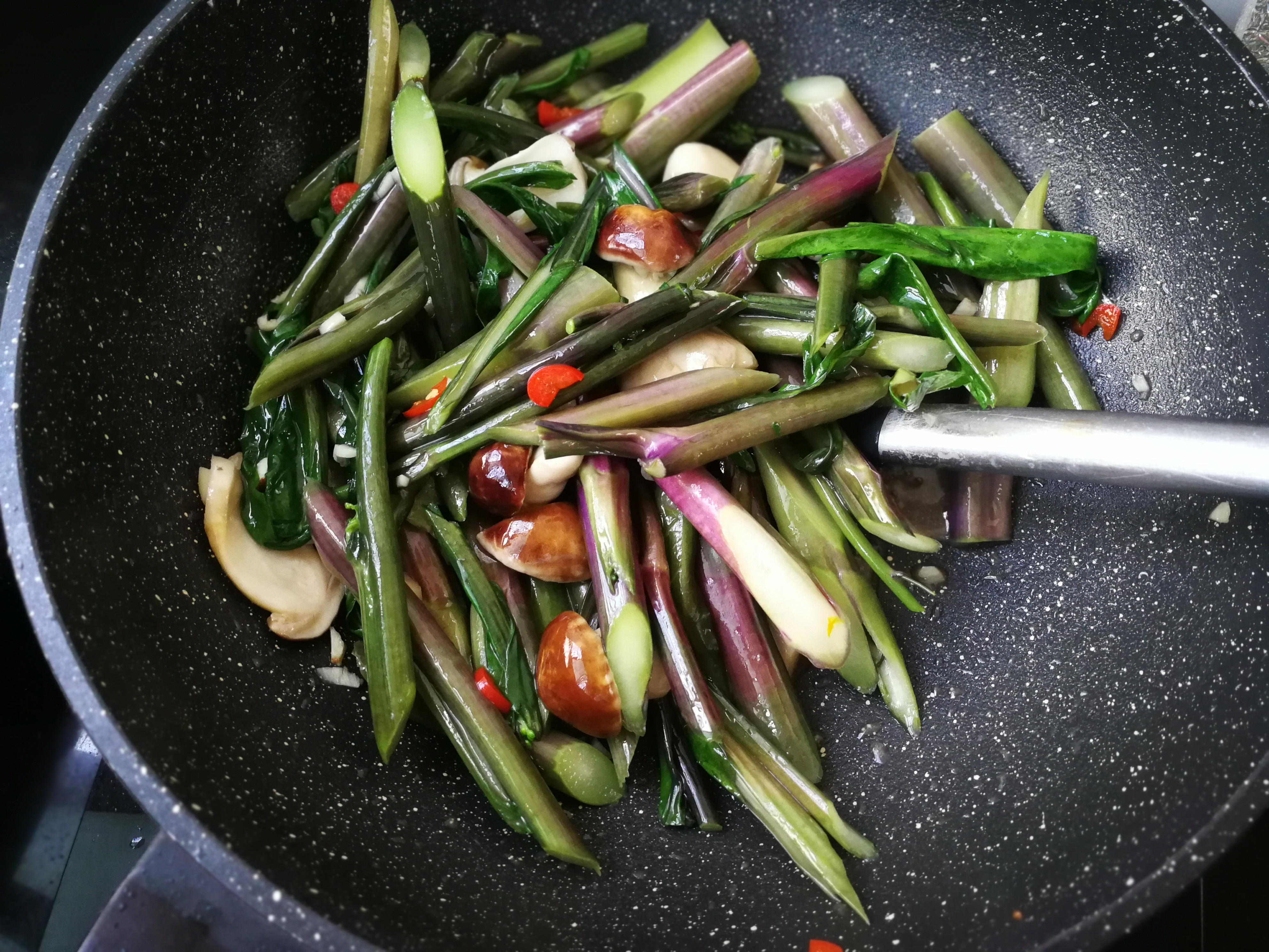 待生粉水炒至變透明,與紅菜薹,松茸充分混合,即可關火上碟返回搜狐