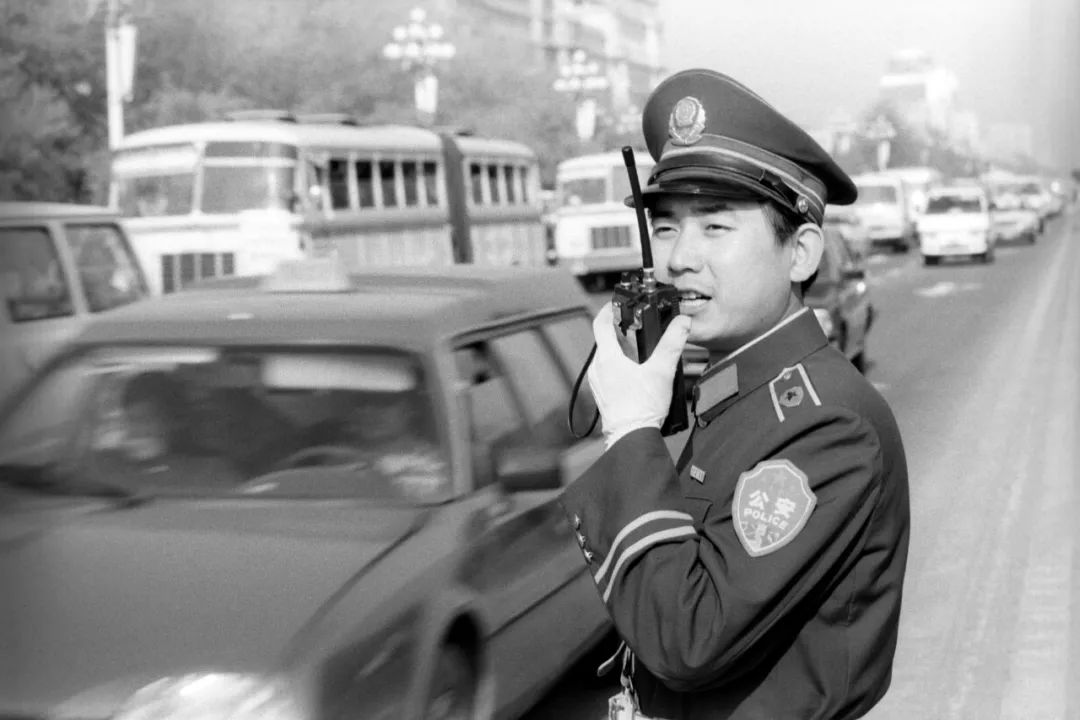1984年1月1日,首都交警统一更换83式新警服