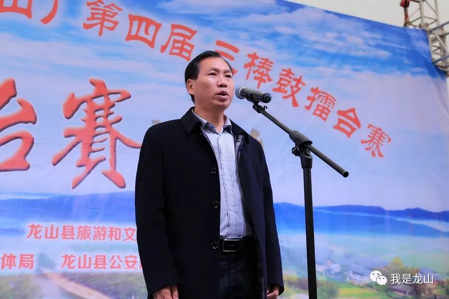 11月30日,龙山县龙凤广场人潮涌动,台上三棒鼓比拼队伍的表演,博得台