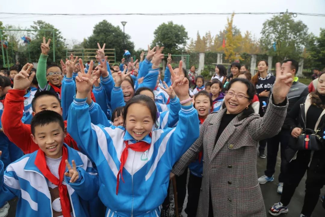 活力阳光自信都江堰市崇义小学冬季亲子运动会