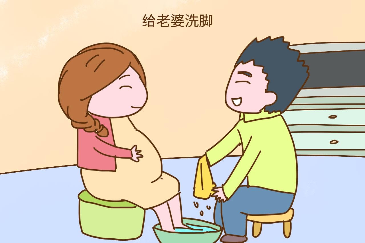 孕晚期,給老婆洗腳剪腳趾甲孕晚期,孕婦因為肚子大行動不便,連洗腳剪