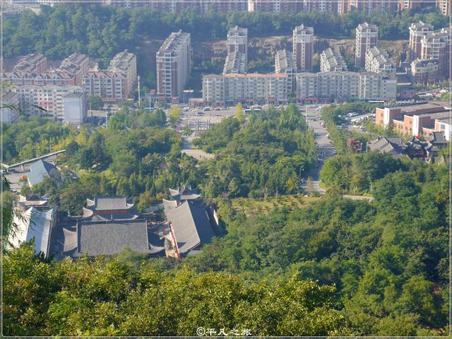 丹東元寶山公園有兩道靚麗的風景線電視塔和廣場舞