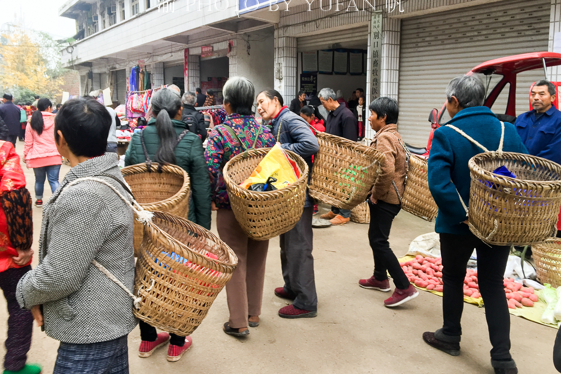 西部乡场的赶集实拍,能否勾起你某些藏在心底的记忆?