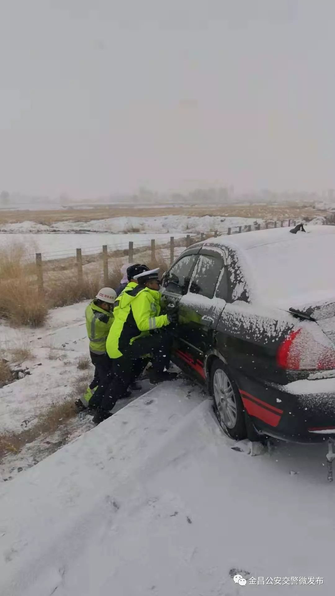 连霍高速路上雪天一幕.永昌人这些行车技巧你必须知道!_车辆