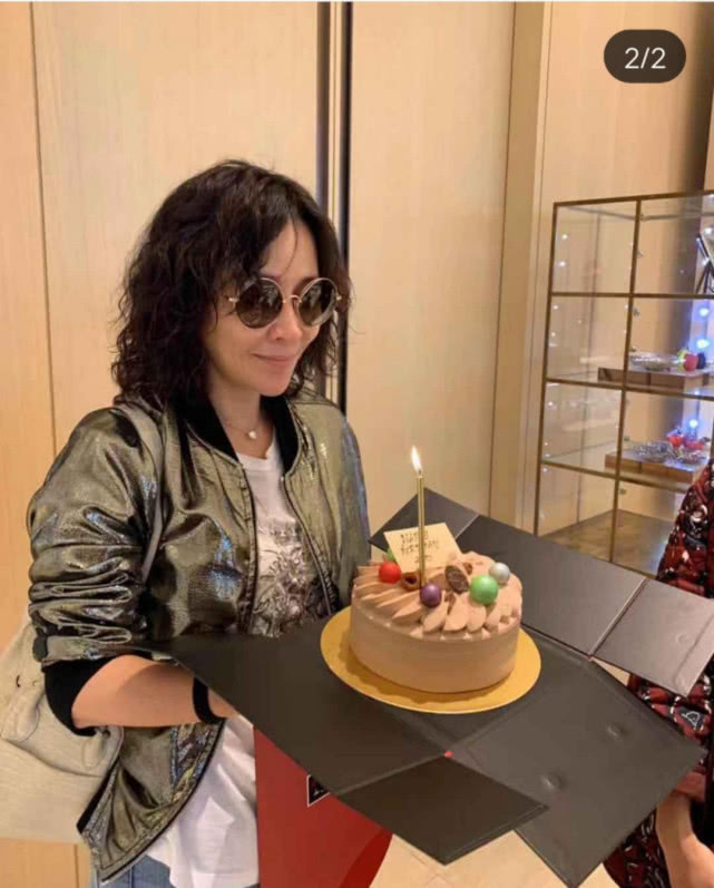 劉嘉玲提前迎來53歲生日驚喜，手捧蛋糕素顏戴墨鏡與友人合影 娛樂 第2張