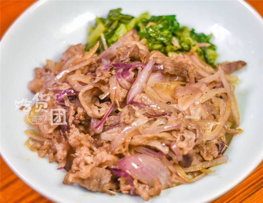 這碗澆汁肥牛飯也是店裡的人氣定食,深受學生黨的熱愛.