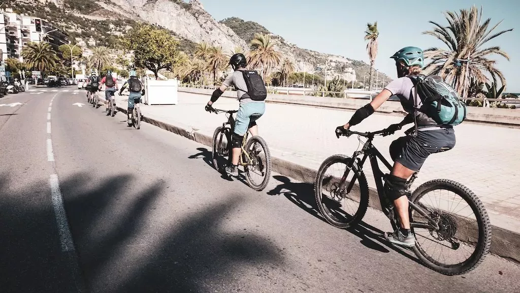 不要拼命蹬車而忽視了騎行姿勢.