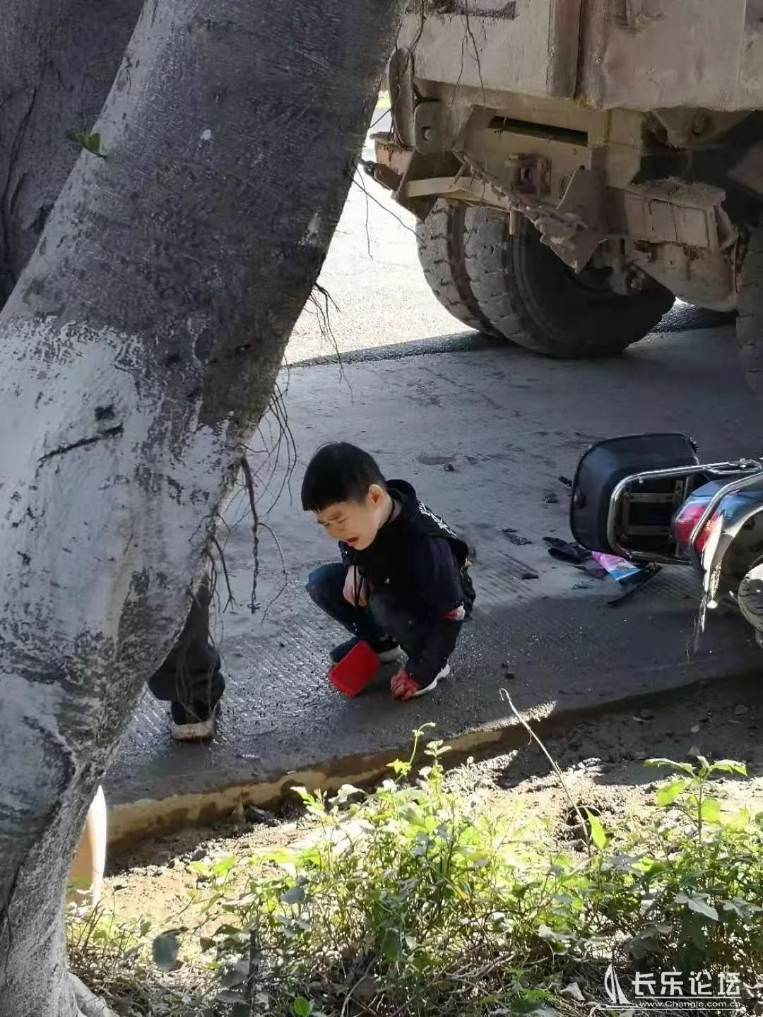 骨折事故中,孩子的姑姑走了渣土車碾壓了電動車長樂鶴上發生一起車禍