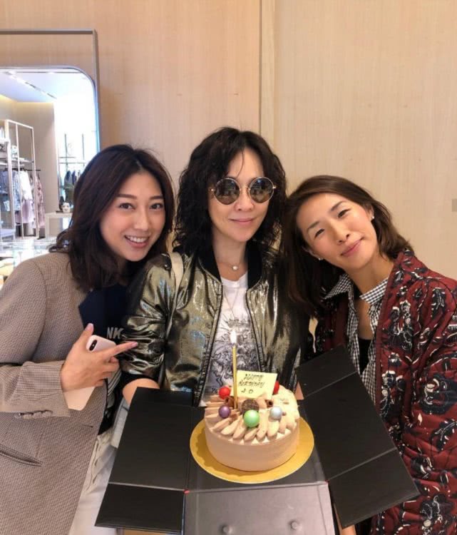 劉嘉玲提前迎來53歲生日驚喜，手捧蛋糕素顏戴墨鏡與友人合影 娛樂 第1張