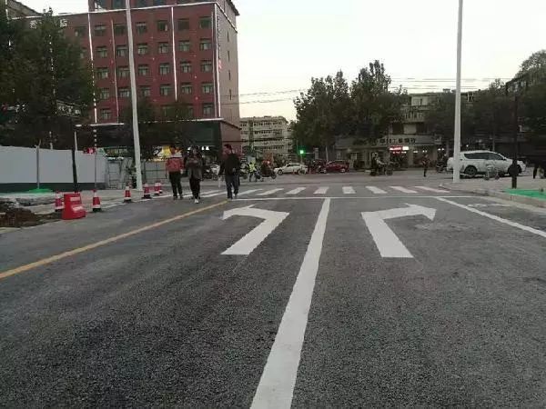 春晓华苑西侧规划路13道路概况:该路段全长550米,宽40米,此次通车标志