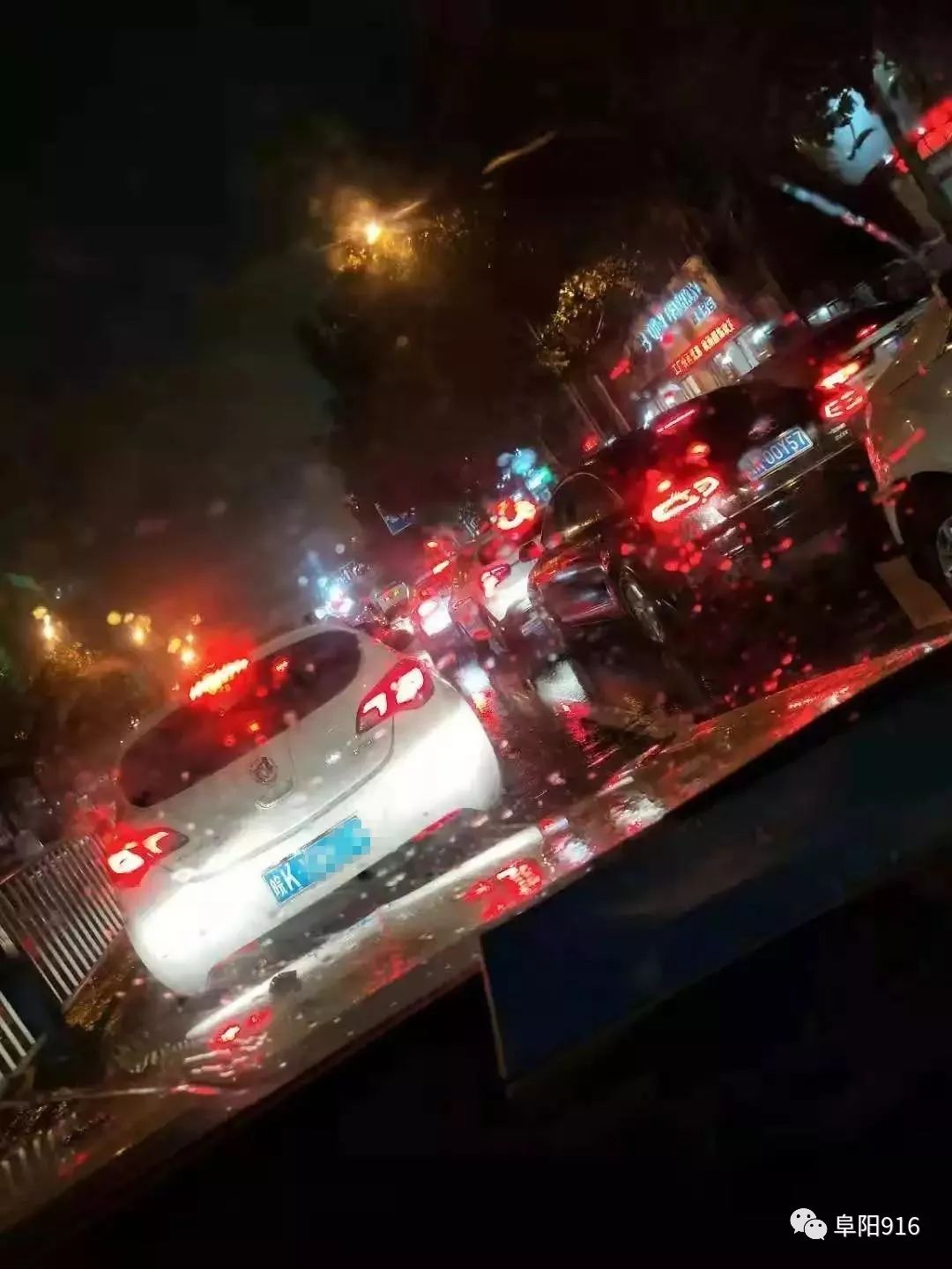 晚上下雨堵车图片
