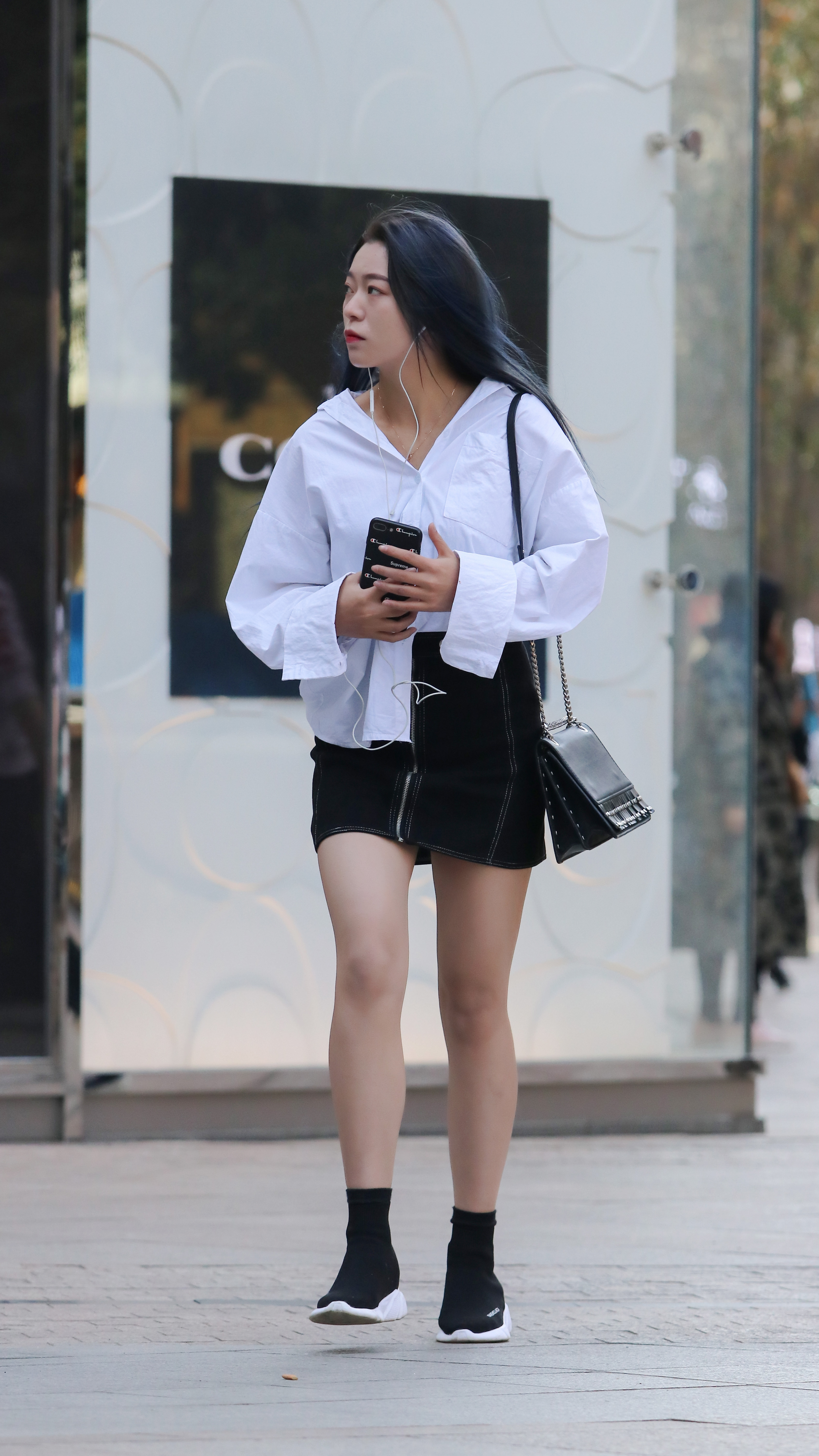 街拍:白衬衫搭黑色短裙,腿部线条紧绷,属于成熟女人的小性感